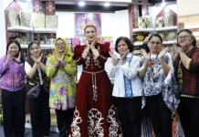 Kunjungi Booth Kubar, Dekranasda Kaltim Promosikan Wastra Kriookng