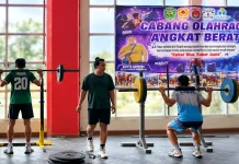 Tinjau TC Atlet Angkat Berat, Ketua KONI Kubar Alsiyus Beri Motivasi Hadapi Porprov
