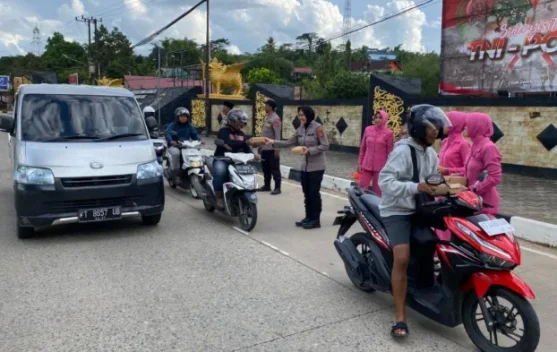 Polres dan Bhayangkari Kukar Sapa Pengendara Sambil Berbagi Berkah Takjil