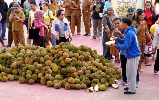 Ribuan Warga Serbu Durian Gratis di Festival Durian Sendawar