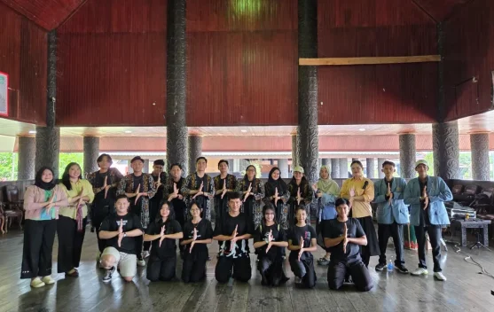 Hari Tari Sedunia, Pelatih Tari di Kutai Barat Ajak Generasi Muda Lestarikan Budaya