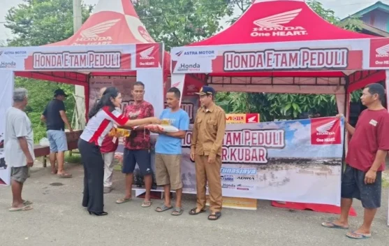 Korban Banjir di Tering dan Melak Terima Bantuan Sembako