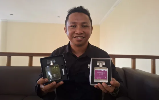 Jualan Parfum Sembari Bertugas, Wartawan Mahulu Bangun Usaha Menjanjikan