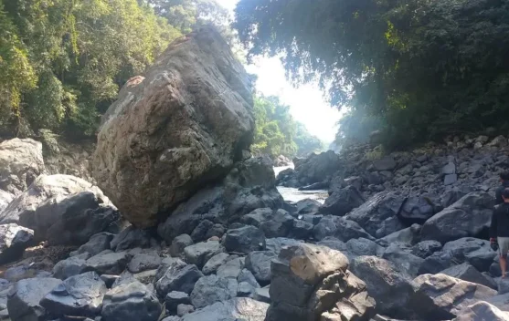Debit Sungai Mahakam Surut, Batu-Batu Riam Mulai Bermunculan