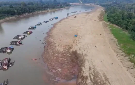 Sungai Mahakam Surut, Warga Manfaatkan Karangan untuk Rekreasi