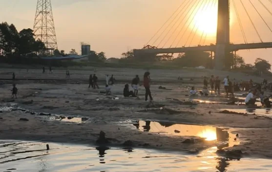 Menikmati Sore di Hamparan Karangan Sungai Mahakam