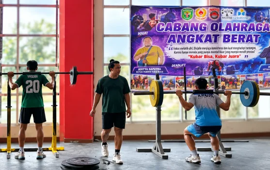 Tinjau TC Atlet Angkat Berat, Ketua KONI Kubar Alsiyus Beri Motivasi Hadapi Porprov