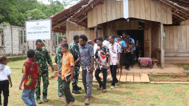 Satgas TMMD Kodim 1709 Beribadah Jemaat GKI EfesusRembai
