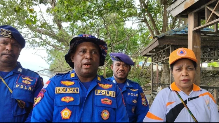 Polairud Waropen Bersihkan Pantai Ronggaiwa Dukung Program ASRI