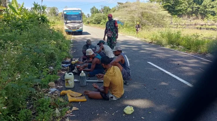 Babinsa dan Pemuda Panduami Gotong Royong Bersihkan Jalang Trans Yapen