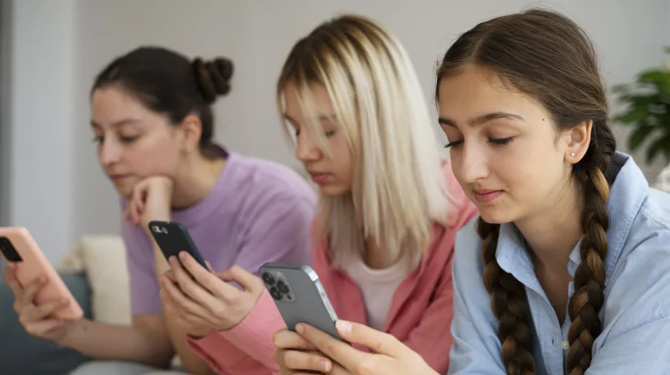 7 Ciri Seseorang yang Oversharing di Media Sosial