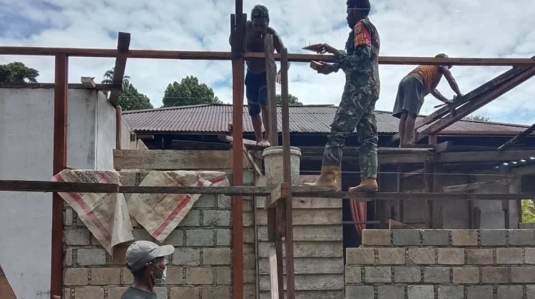 Babinsa Warbah Bantu Renovasi Rumah di Kampung Awaso