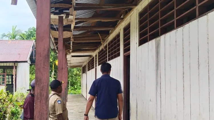 Rian Hendrik Tinjau Kerusakan Sekolah dan Puskesmas