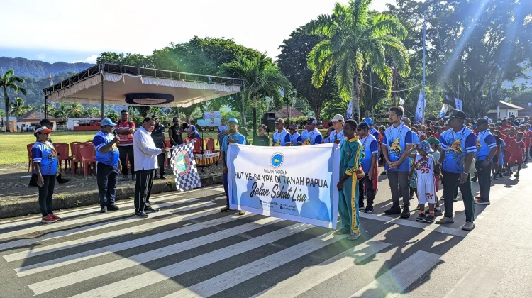 PSW YPK Yapen Gelar Jalan Sehat Peringati HUT YPK 64