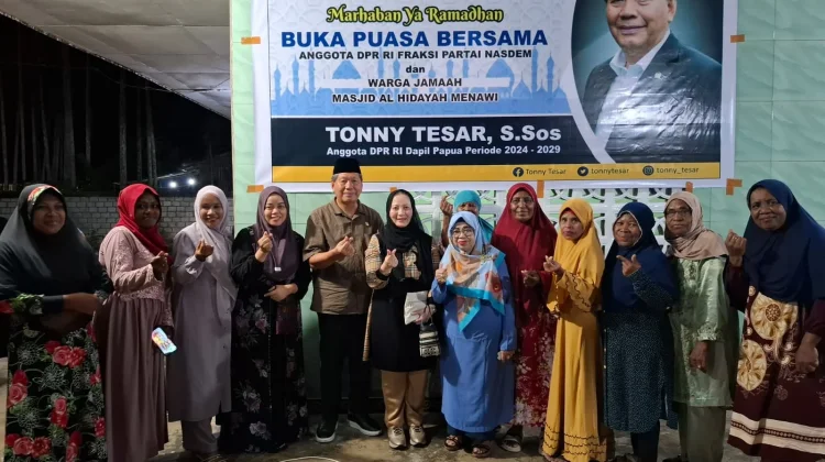 Tonny Tesar Buka Puasa Bersama Jamaah Masjid Al Hidayah Menawi
