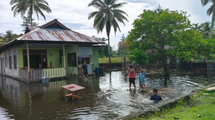 DPRK Waropen Kunjungi Warga Terdampak Banjir Distrik Oudate