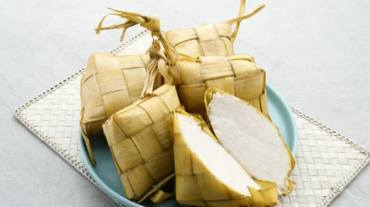 Sama-sama Karbo : Perbedaan Kalori Nasi dan Ketupat