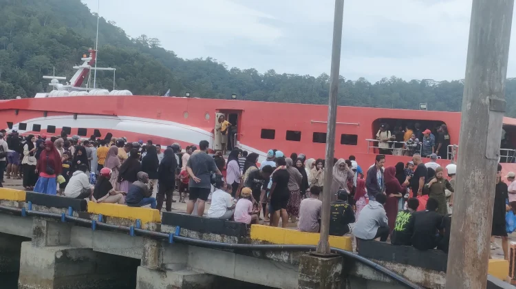 Arus Mudik Balik Animo Masyarakat padati Pelabuhan Serui
