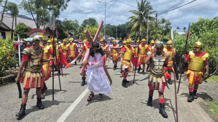 Jalan Salib Hidup Paroki Bunda Maria Serui Berlangsung Khidmat