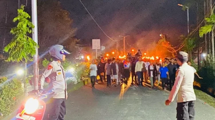 Polres Waropen Amankan Pawai Obor Paskah Berjalan Lancar