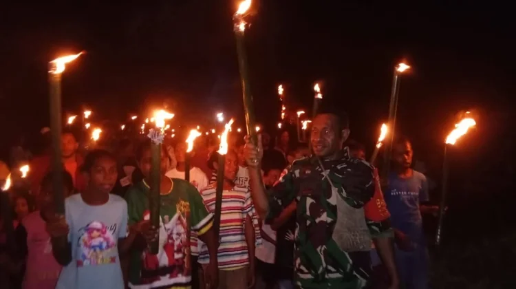 Babinsa Ansus Hadir  Amankan dan Meriahkan Pawai Obor Paskah di Yapen Barat