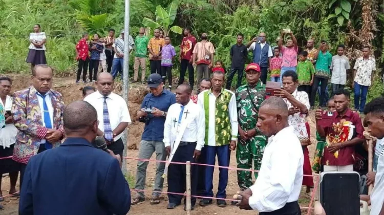 Babinsa Serui Hadir Pembangunan Tugu Bersejarah di Saweru