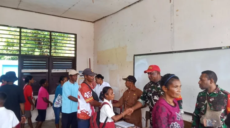 Babinsa Ansus Dampingi Pembagian Dana PIP SD YPK Sion Ansus II