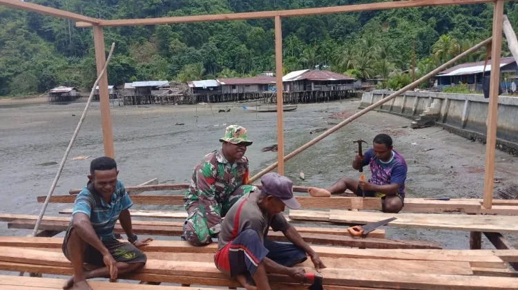 Babinsa Serui Bantu Warga Bangun Rumah di Wadapi