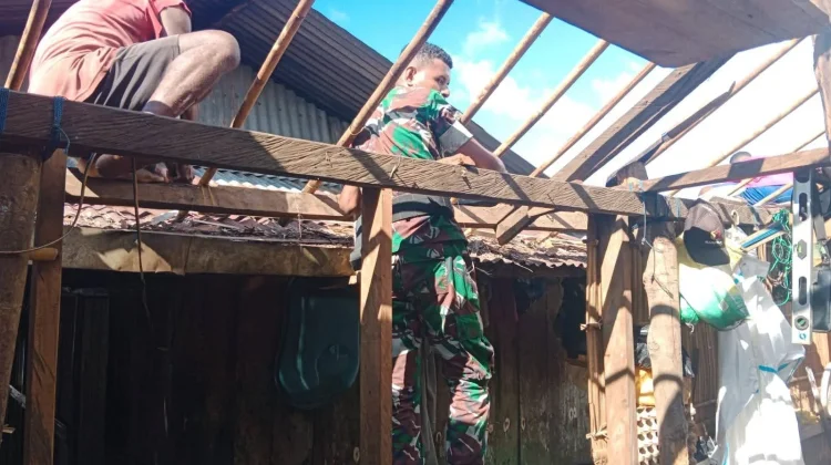 Aksi Nyata Babinsa Ansus, Perbaiki Atap Rumah di Inowa