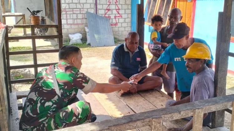 Babinsa Serui  Jaga Keamanan dan Waspada Cuaca Ekstrem