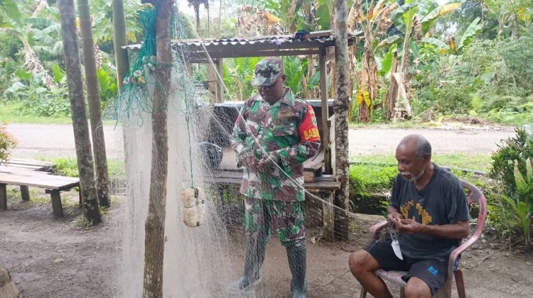 Babinsa Serui  Perbaiki Jaring Sambil Pererat Silaturahmi