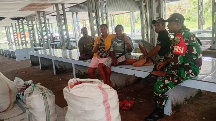Babinsa Serui Perkuat Komsos Bersama Warga Menawi