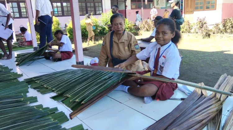 Ujian Praktek Pembuatan Atap  Daun Rumbia Lestarikan Budaya