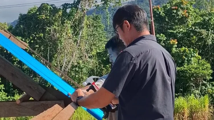Anggota DPRP dan DPRK Hadiri Pemasangan Seng Gereja Getsemani Wanijan