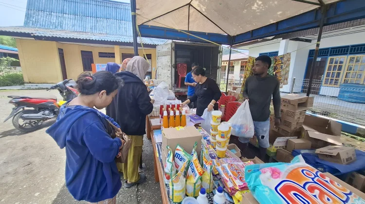 HUT 29 HIKMAS Panitia Gelar Pasar Murah di Serui