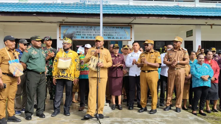 Gubernur Papua Pesan Siswa SMP Waren Tekun Belajar Demi Bangsa