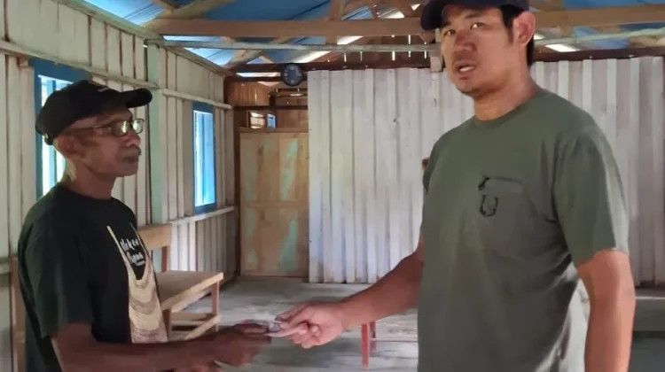 Rian Hendrik Serahkan Bantuan untuk Perabotan Gedung Gereja