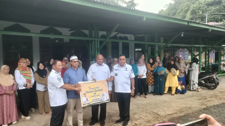 Gubernur Papua Serahkan Bantuan Hewan Qurban untuk Masjid Muhajirin Yapen