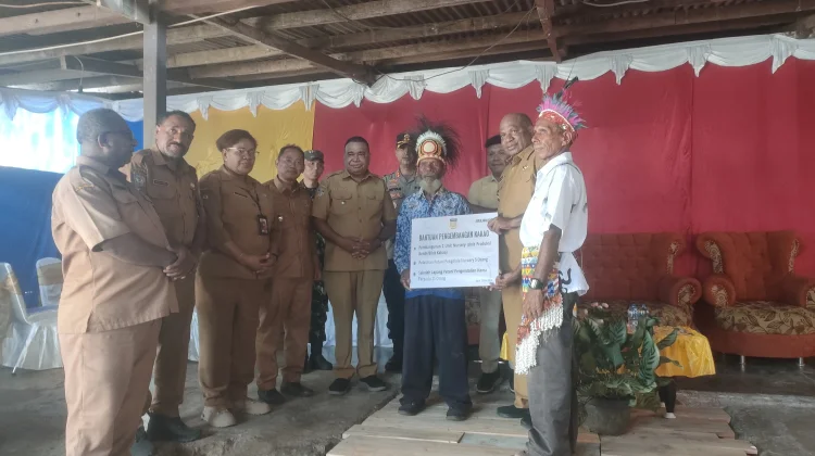 Gubernur Papua Tinjau Kebun Kakao di Yapen