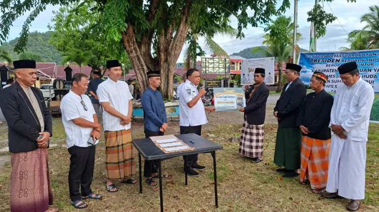 Bupati Yapen Serahkan Sapi Kurban Bantuan Presiden Prabowo untuk Warga Muslim