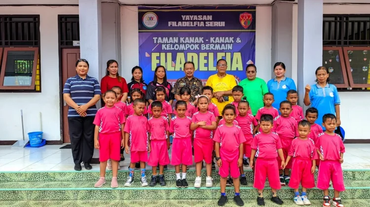 Anggota DPRK Yapen Markus Marjunata Bantu Kegiatan Penamatan TK Filadelfia Serui