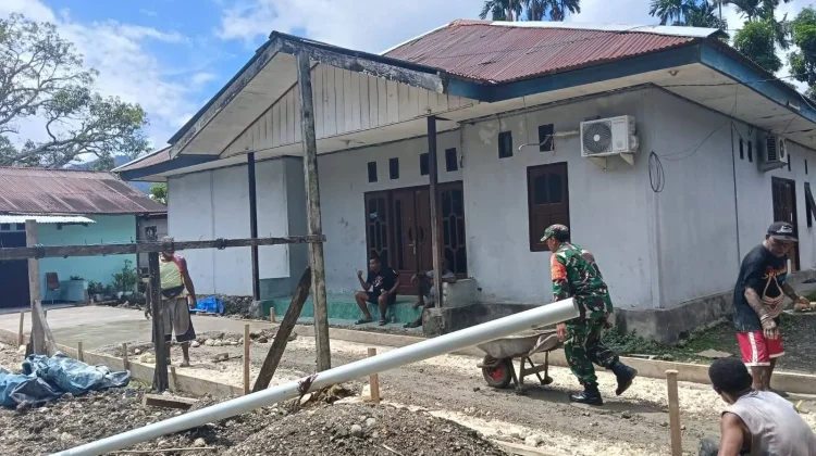 Babinsa Serui Laksanakan Komsos dan Turun Langsung Bantu Warga