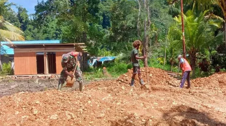 Babinsa Serui Warga Pembangunan Kampung Nelayang Merah Putih