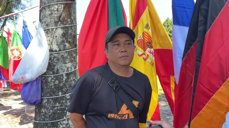Menjelang Piala Dunia Pedagang Musiman Atribut Piala Dunia Ramai Yapen