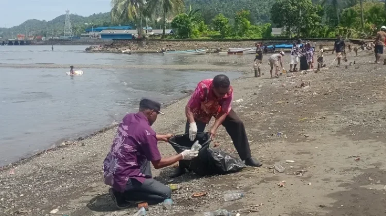 Warga Cinatua dan Plt Kepala Distrik Yapen Selatan Gelar Aksi Bersih Pantai