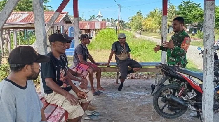Babinsa Serui Ajak Warga Menawi Jaga Kebersihan.