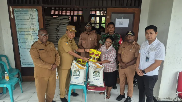 Bupati Yapen Pastikan Bantuan Pangan Tersalur Tepat Sasaran