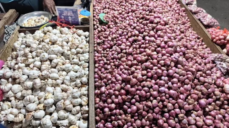 Komoditi Bawang Merah dan Putih Aman  Pasar Aroro Iroro Serui