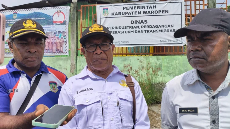 Pegawai Perindagkop Waropen Palang Kantor Tuntut Hak Mereka