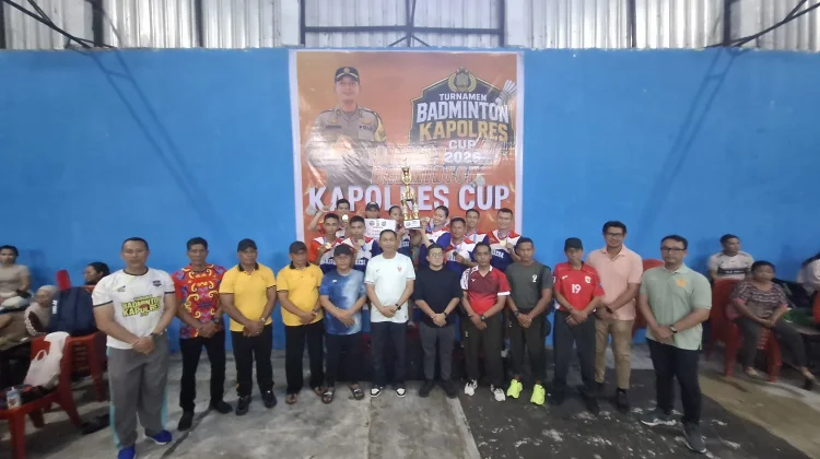 Kapolres Yapen Resmi Tutup Turnamen Badminton Kapolres Cup